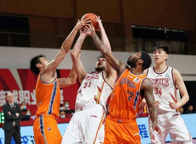 他像一个可 他像一个可